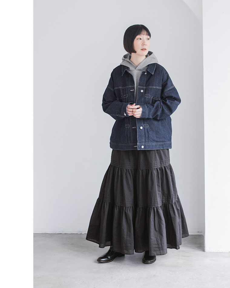 &yarnポンチワイドパーカーにデニムジャケットを重ねた全身コーディネート（グレー）