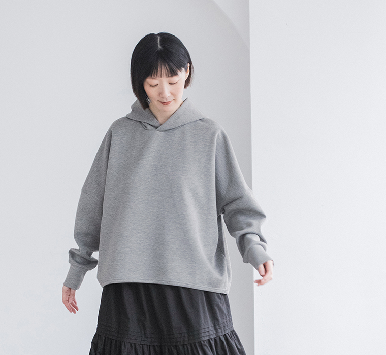 &yarnポンチワイドパーカーを着用した正面シルエットとゆったりとしたサイズ感がわかる着用イメージ（グレー）