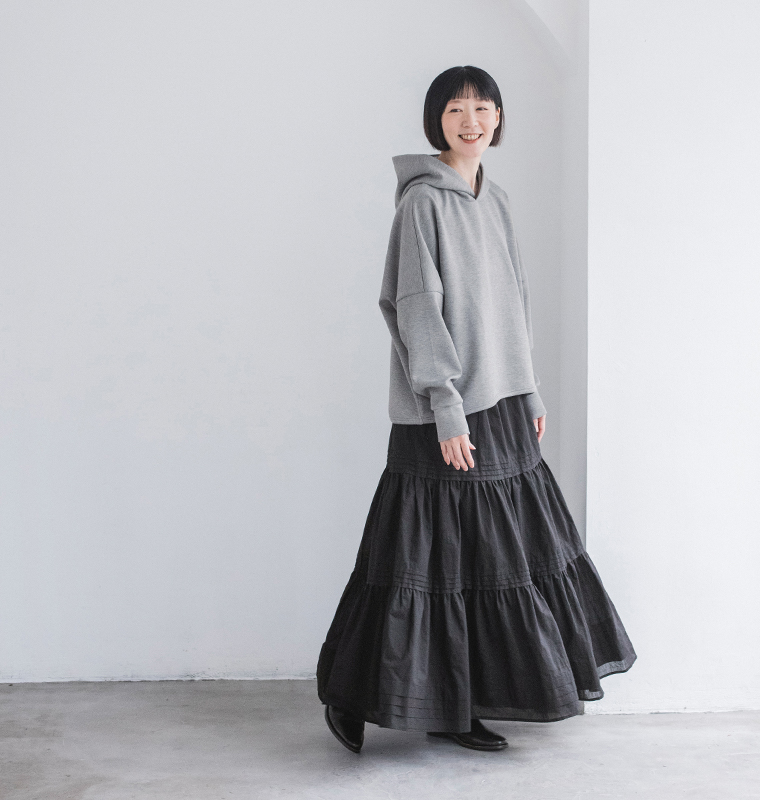 &yarnポンチワイドパーカーをティアードスカートに合わせた着用コーディネート（グレー）