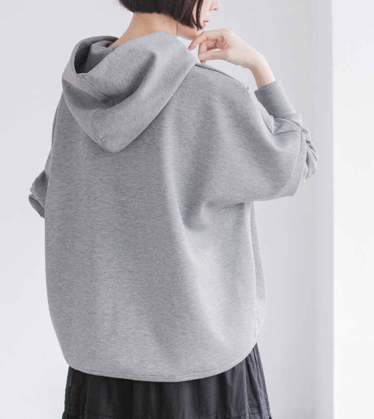 &yarnポンチワイドパーカーのバックシルエットと立体的なフードデザインがわかる着用イメージ（グレー）