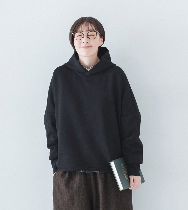 &yarnポンチワイドパーカーをチェック柄シャツと重ね着した着用イメージ（ブラック）