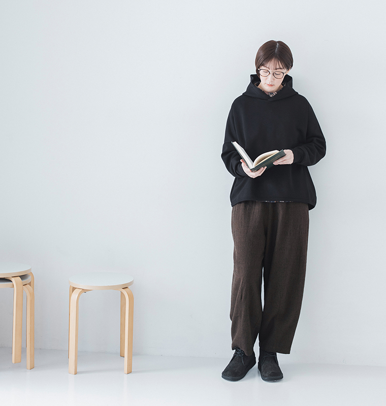 &yarnポンチワイドパーカーをチェック柄シャツとワイドパンツに合わせた全身コーディネート（ブラック）