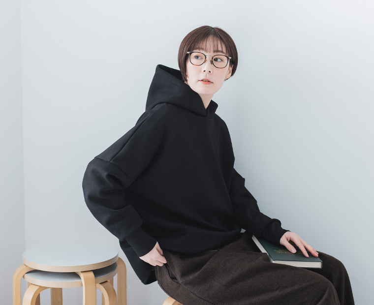 &yarnポンチワイドパーカーをチェック柄シャツとワイドパンツに合わせた全身コーディネート（ブラック）