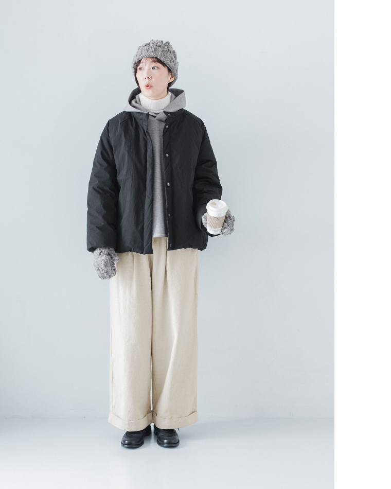 &yarnポンチワイドパーカーに中綿ジャケットを重ねたあたたかなレイヤードコーディネート（グレー）