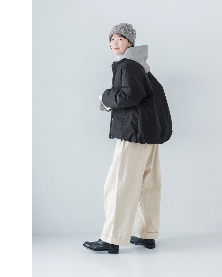 &yarnポンチワイドパーカーに中綿ジャケットを重ねたバックスタイルコーディネート（グレー）