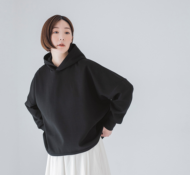 &yarnポンチワイドパーカーに中綿ジャケットを重ねたバックスタイルコーディネート（グレー）