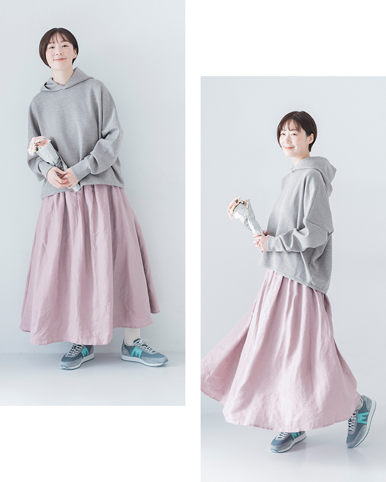 &yarnポンチワイドパーカーをフレアスカートに合わせた着用コーディネート（グレー）