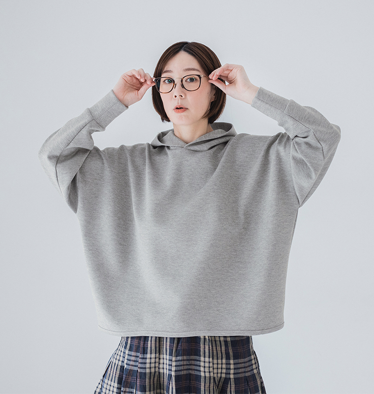 &yarnポンチワイドパーカーを着用した正面シルエットとゆったりとしたワイドなサイズ感がわかる着用イメージ（グレー）