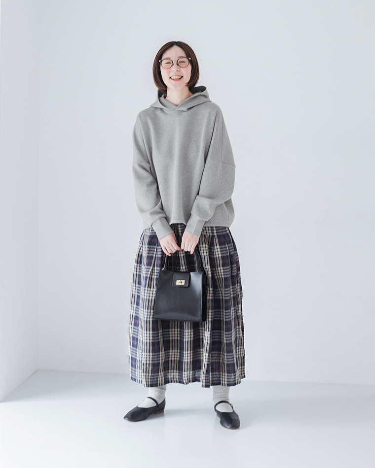 &yarnポンチワイドパーカーを着用した正面シルエットとゆったりとしたワイドなサイズ感がわかる着用イメージ（グレー）