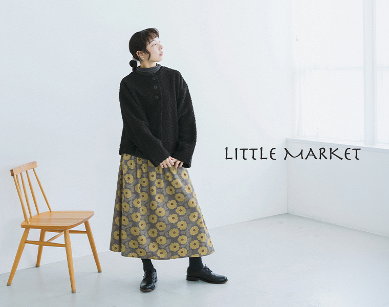 LITTLE MARKETのクッキア花柄コーデュロイスカートを着用した女性モデル