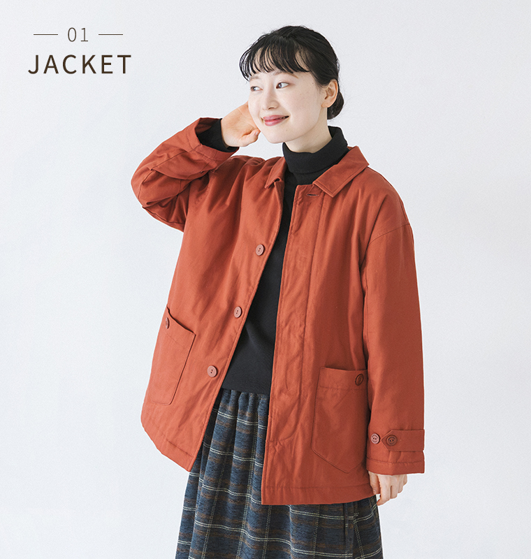中わたジャケットを黒のタートルネックとチェック柄スカートに合わせたモデルの正面上半身カット