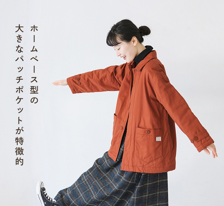 中わたジャケットのゆったりとした身幅や袖口のベルト、大きなパッチポケットがわかるモデルの横向き着用カット