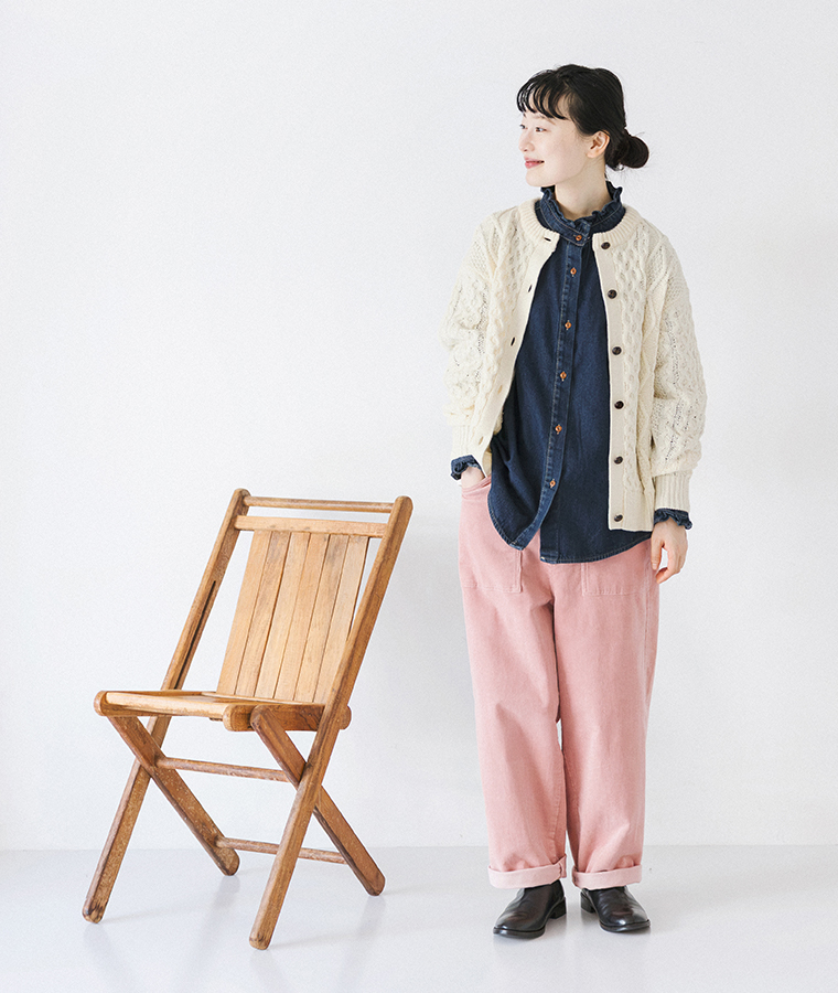 ケーブルニットカーディガンをデニムシャツとピンクのワイドパンツに合わせたモデルの正面全身コーディネート