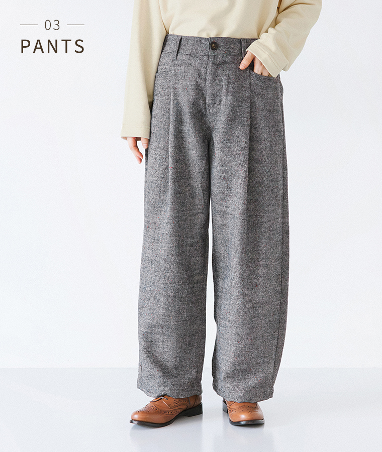 タックツイードパンツをベージュのトップスに合わせたモデルの正面着用カット