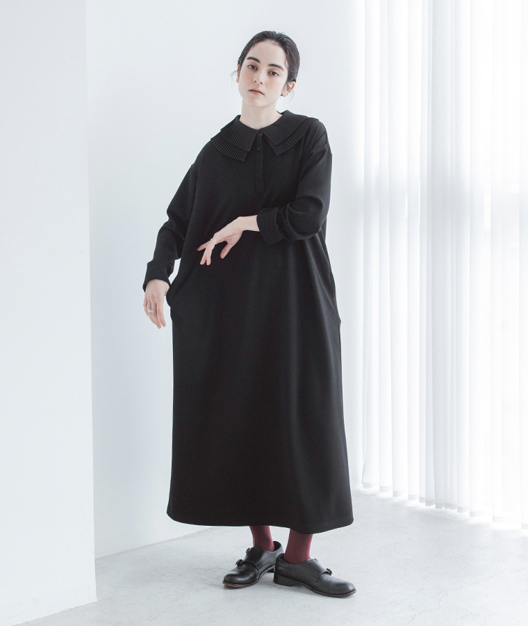 &yarn ブラックのプリーツ襟ワンピースを一枚で着こなしたシンプルなコーディネート