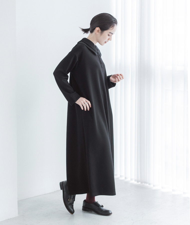 08Mab 14番手リネン　スキッパーネック前後差チュニックワンピース(ブラック)のポケット寄りと裾寄り