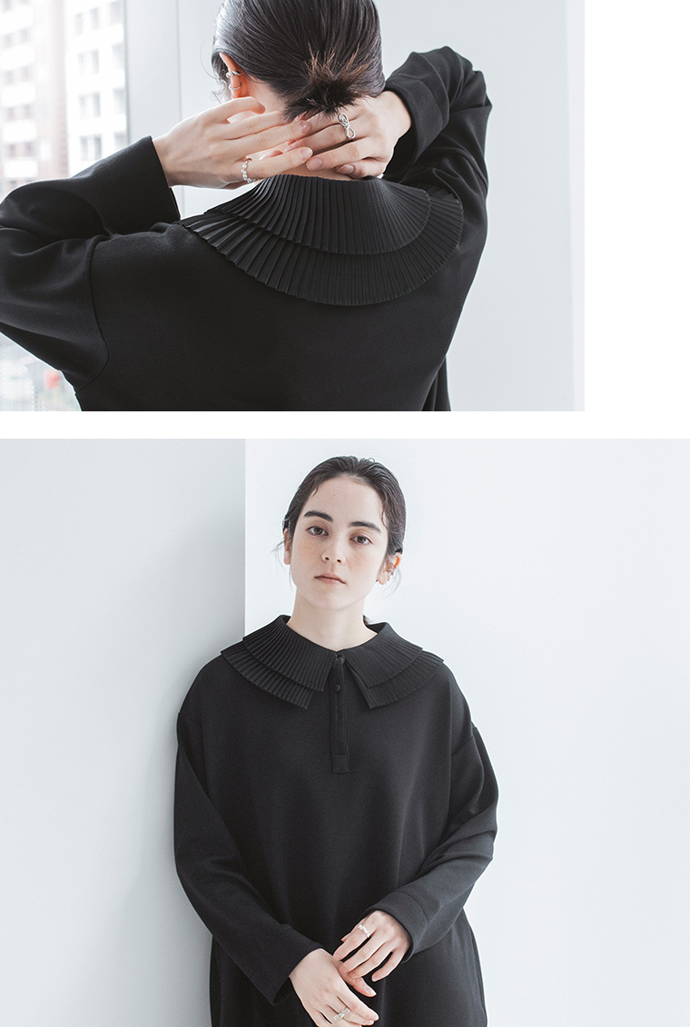&yarn ブラックワンピースの後ろ姿を彩る二重プリーツ襟とフロントデザイン