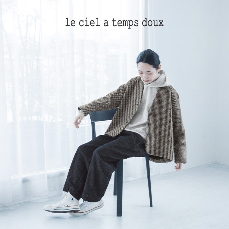 le ciel a temps douxの選べる生地のノーカラージャケット（ベージュ）を着用した女性モデル
