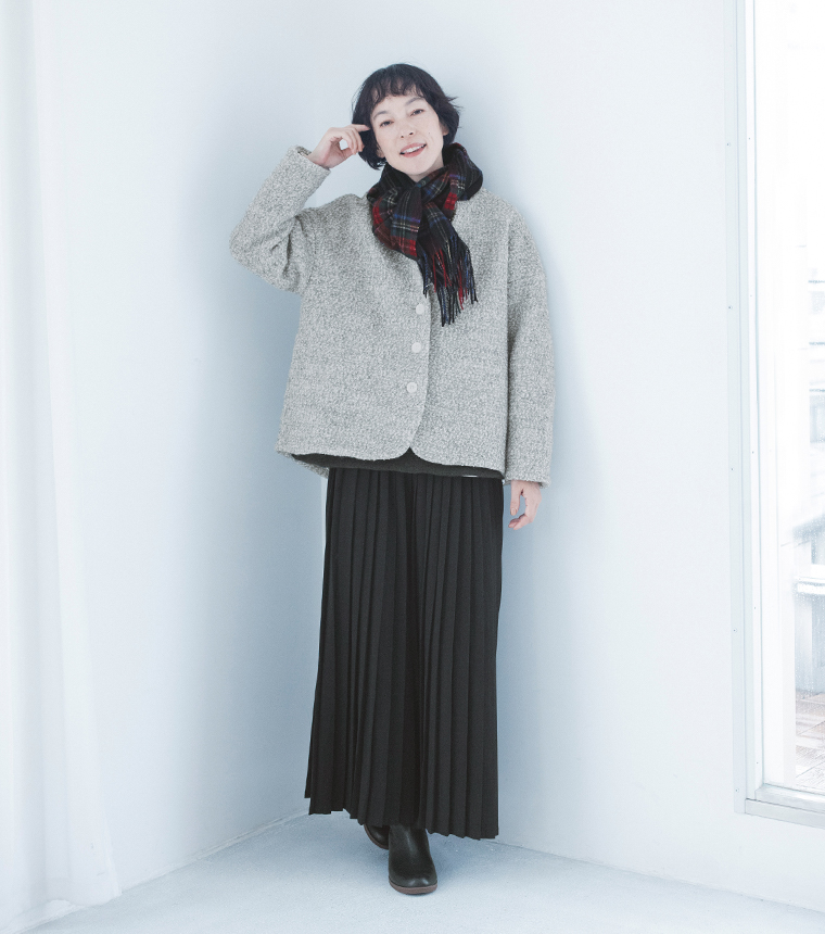 グレーのジャケットにチェックのストールを合わせた全身コーディネート