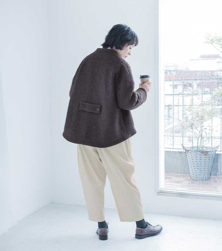 チャコールのジャケットの背面とベルトデザイン