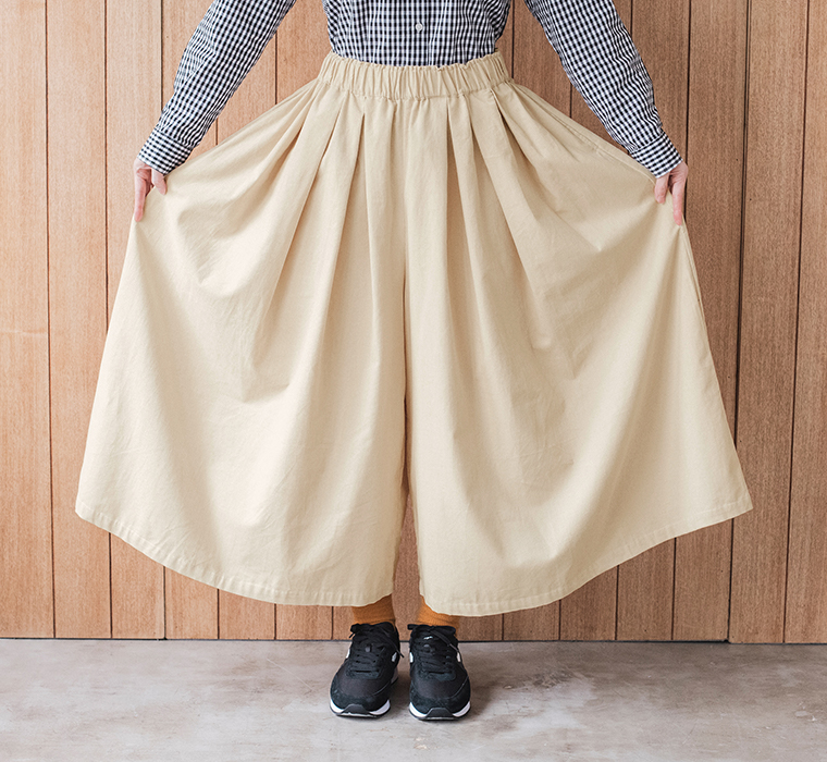 &yarnのコーデュロイタックワイドパンツ。スカートのように大きく広がるボリュームシルエット