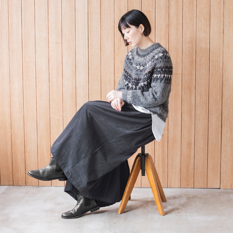 &yarnのコーデュロイタックワイドパンツ。座った姿でもゆったりと広がるシルエット