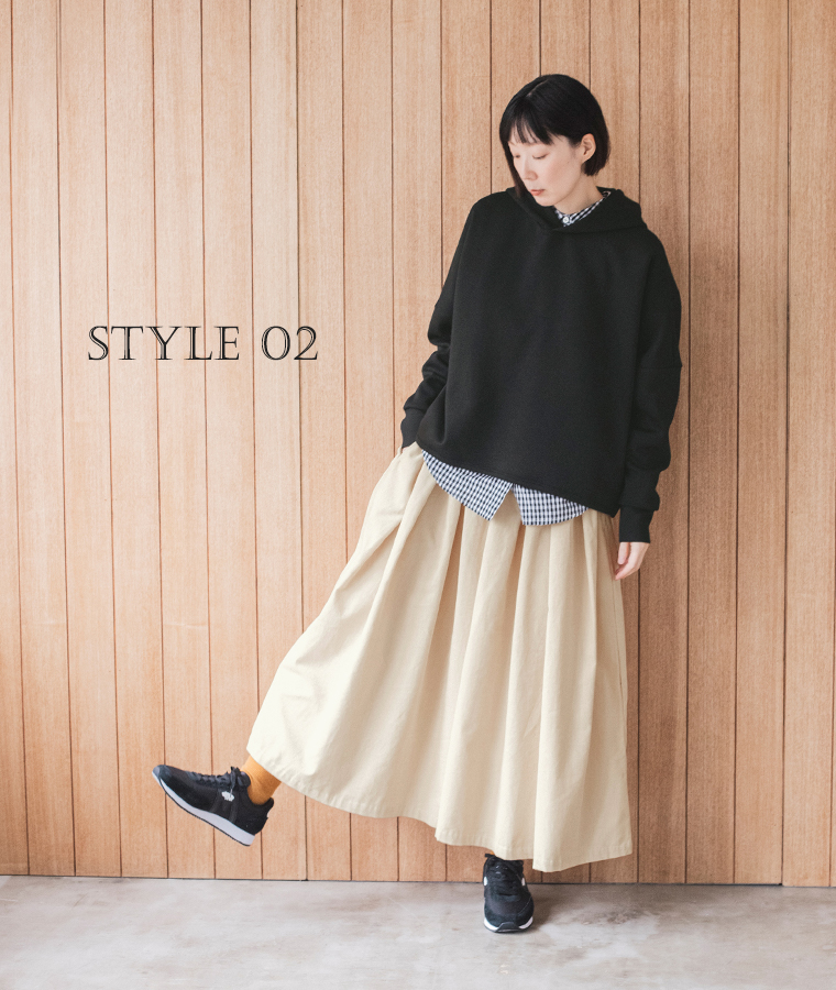 &yarnのエクリュのコーデュロイタックワイドパンツ。黒のパーカーとスニーカーを合わせたカジュアルコーデ