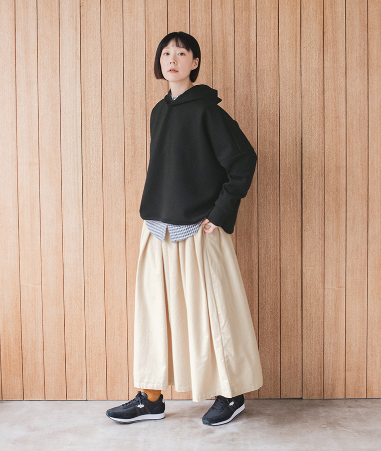 &yarnのコーデュロイタックワイドパンツの裾と生地感。エクリュと黒のスニーカーを合わせた足元コーデ