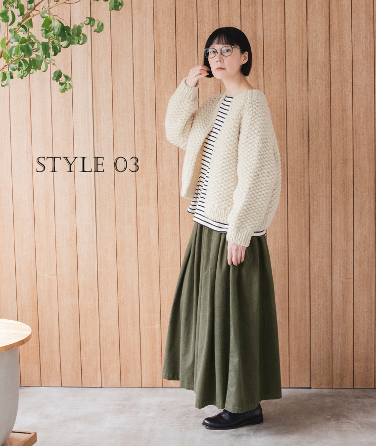 &yarnのカーキのコーデュロイタックワイドパンツに白のざっくりニットカーディガンを合わせた大人ナチュラルな秋冬コーデ