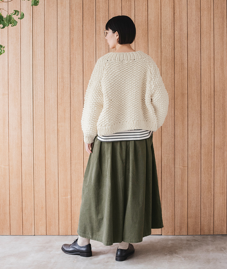 &yarnのカーキのコーデュロイタックワイドパンツを後ろから見た着用スタイル。ゆったり広がるワイドシルエット