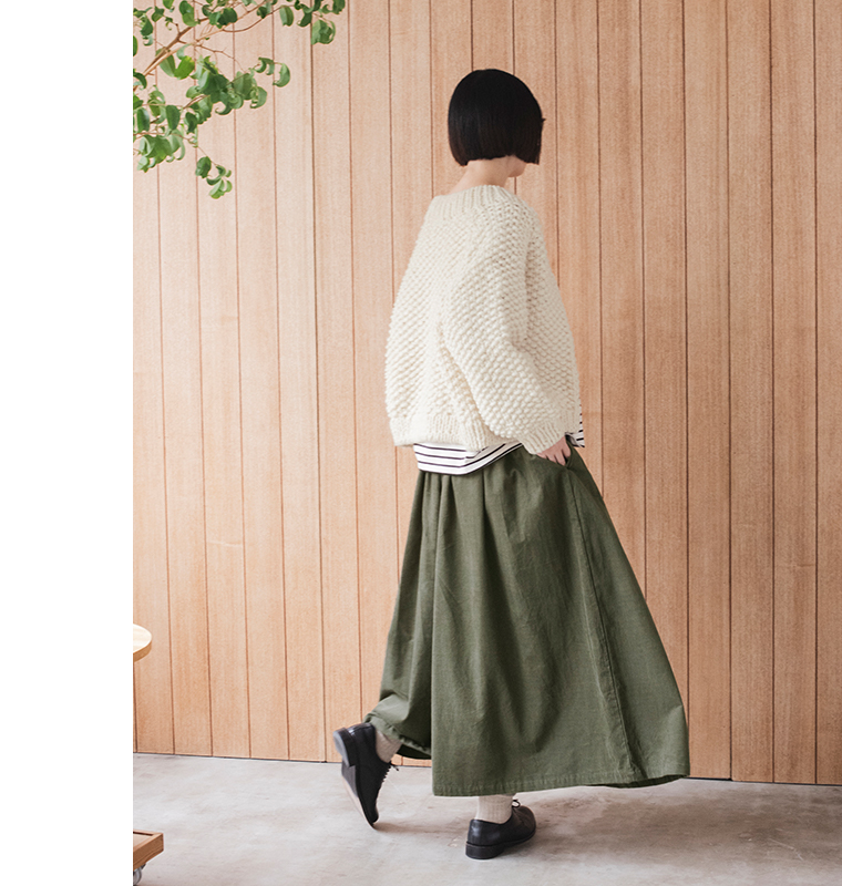 &yarnのカーキのコーデュロイタックワイドパンツ。動きに合わせてふんわり広がる裾と後ろ姿が魅力