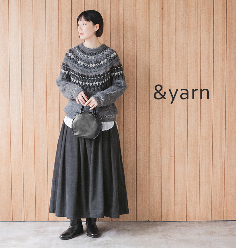 &yarnのコーデュロイタックワイドパンツ特集。チャコールのワイドパンツとノルディック柄ニットを合わせた大人の秋冬コーデ
