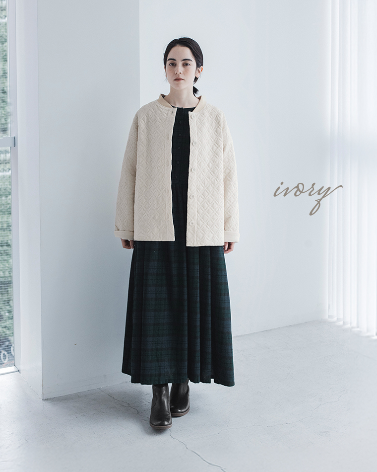 &yarnサークル刺繍中綿ブルゾンをワンピースに合わせた着用コーディネート（アイボリー）