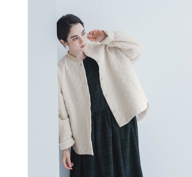 &yarnサークル刺繍中綿ブルゾンをワンピースに合わせた着用コーディネート（アイボリー・斜め姿）
