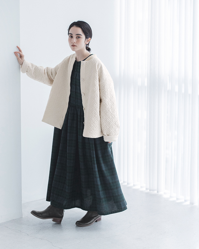 &yarnサークル刺繍中綿ブルゾンをワンピースに合わせた着用コーディネート（アイボリー・全身）