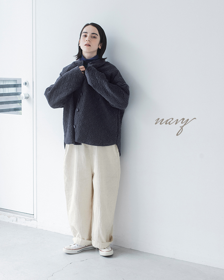 &yarnサークル刺繍中綿ブルゾンをパンツに合わせた着用コーディネート（ネイビー）