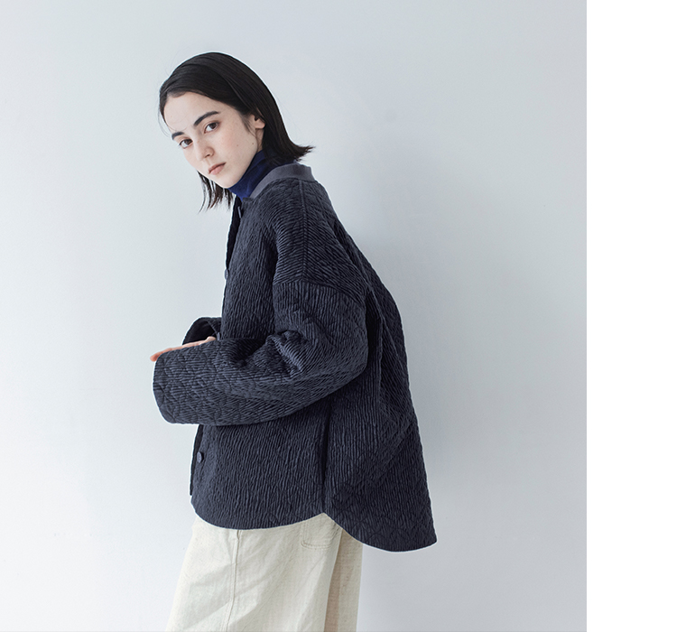 &yarnサークル刺繍中綿ブルゾンのサイドシルエット（ネイビー）