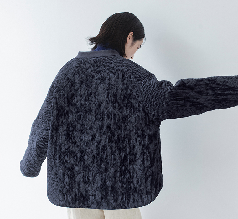 &yarnサークル刺繍中綿ブルゾンのバックシルエット（ネイビー）