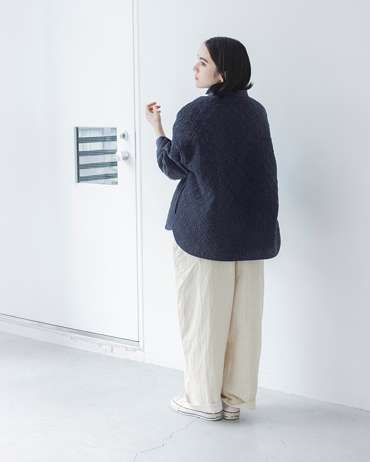 &yarnサークル刺繍中綿ブルゾンのバックシルエットがわかる着用コーディネート（ネイビー）