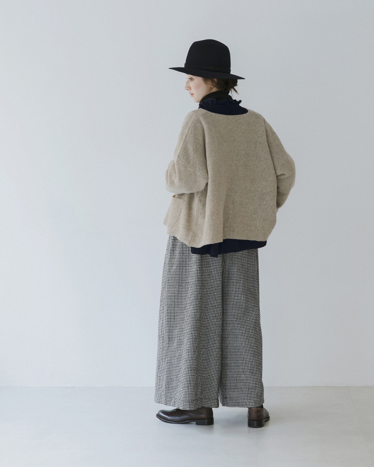 ichi コットンリネン起毛チェックパンツのバックシルエットコーディネート