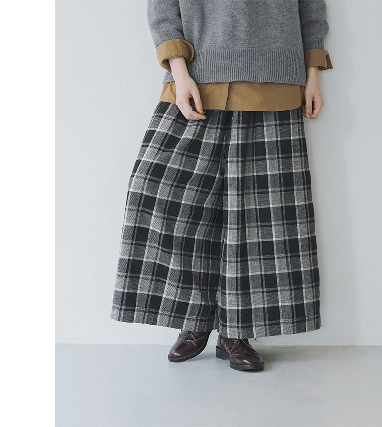 ichi コットンリネン起毛チェックパンツのゆったりとしたシルエットとチェック柄のディテール