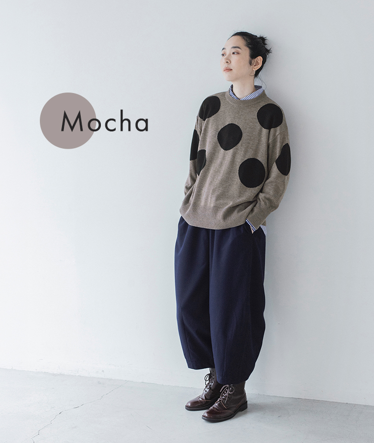 モカのドットインターシャゆるプルニットにギンガムチェックシャツとワイドパンツを合わせた着こなし