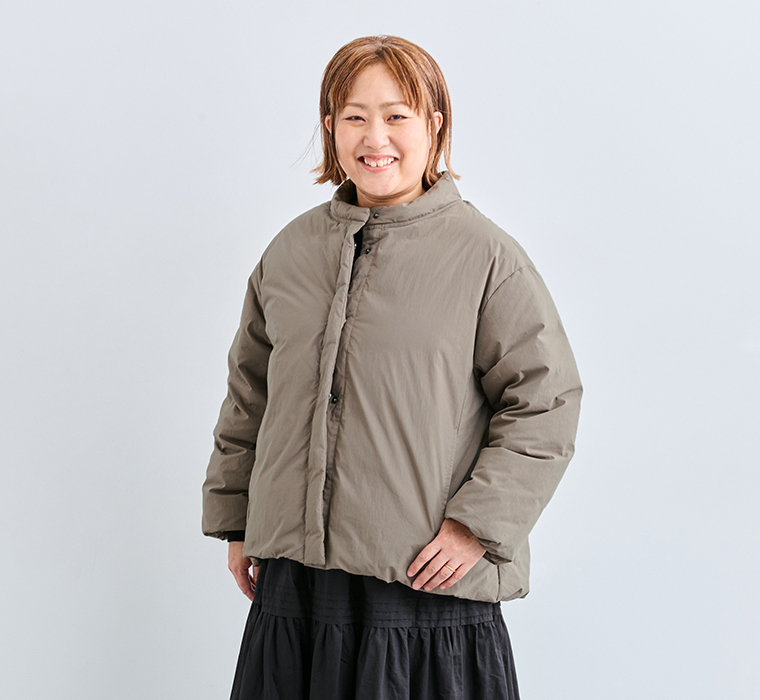 &yarn ふんわり軽量ちび襟ダウンジャケット スタッフ瀬戸の着用感  上半身寄り前
