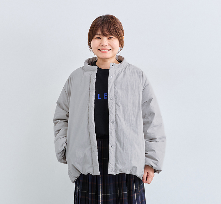 &yarn ふんわり軽量ちび襟ダウンジャケット スタッフ浜田の着用感  上半身寄り前
