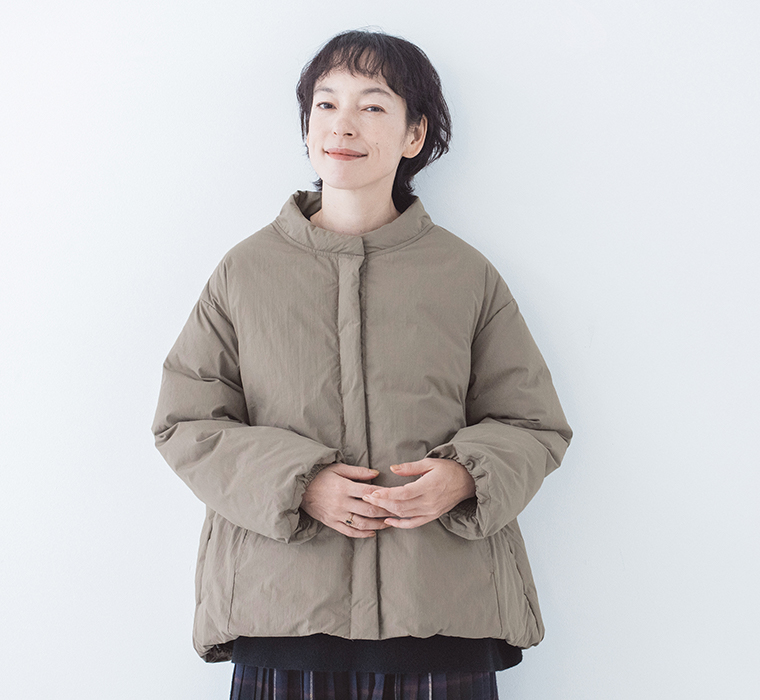 &yarn ふんわり軽量ちび襟ダウンジャケット モカのフロントスタイルとゆったりした袖のシルエット