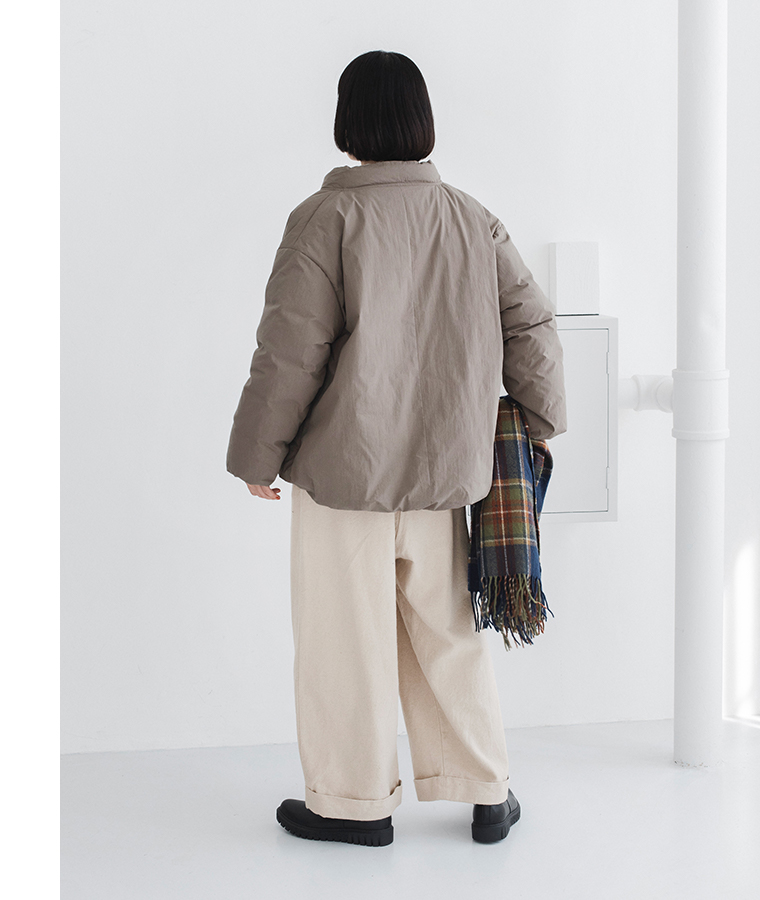&yarn ふんわり軽量ちび襟ダウンジャケット モカのバックスタイルと丸みのあるシルエット