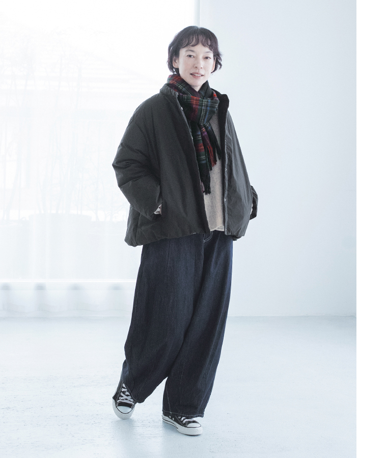 &yarn ふんわり軽量ちび襟ダウンジャケット ブラックにワイドデニムパンツとチェック柄マフラーを合わせた冬コーデ