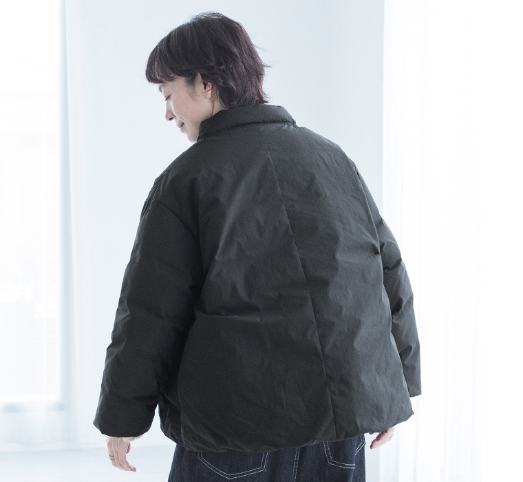 &yarn ふんわり軽量ちび襟ダウンジャケット ブラックのふっくらとしたボリューム感と丸みのあるバックシルエット