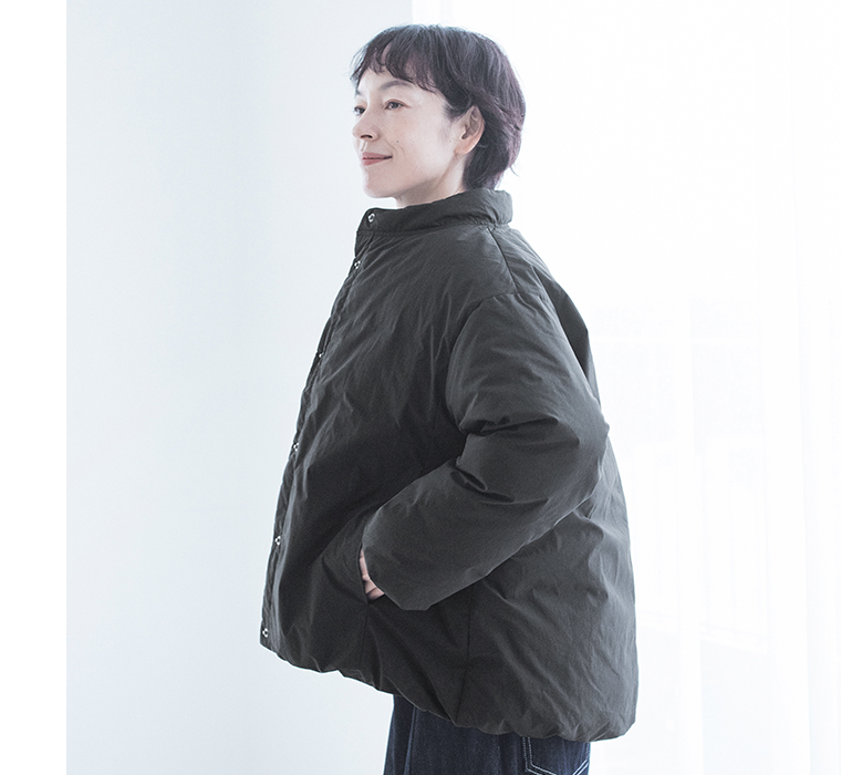 &yarn ふんわり軽量ちび襟ダウンジャケット ブラックのゆったりした身幅とサイドポケットが特徴の着用スタイル