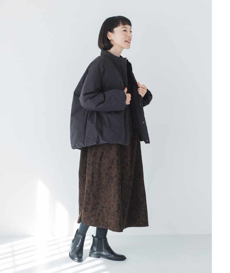 &yarn ふんわり軽量ちび襟ダウンジャケット ブラックとロングワンピースを合わせたナチュラルな重ね着コーデ